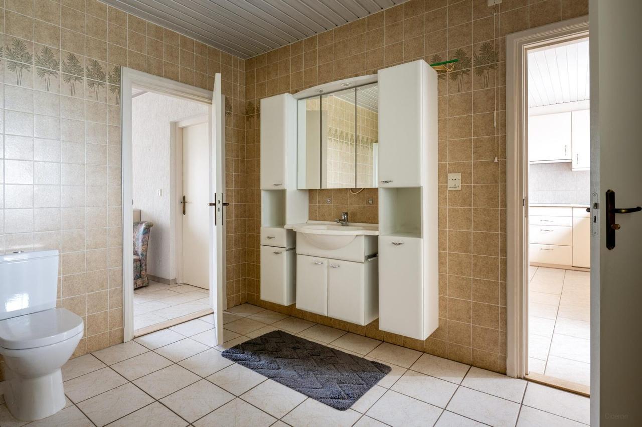 Detached living with garage and conservatory - Image 18