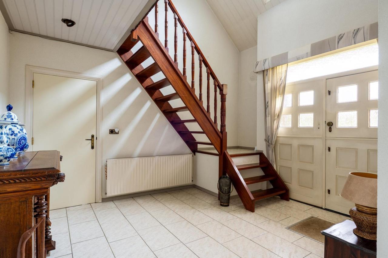 Detached living with garage and conservatory - Image 15