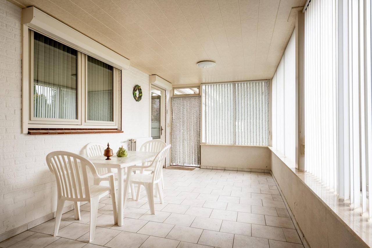 Detached living with garage and conservatory - Image 19