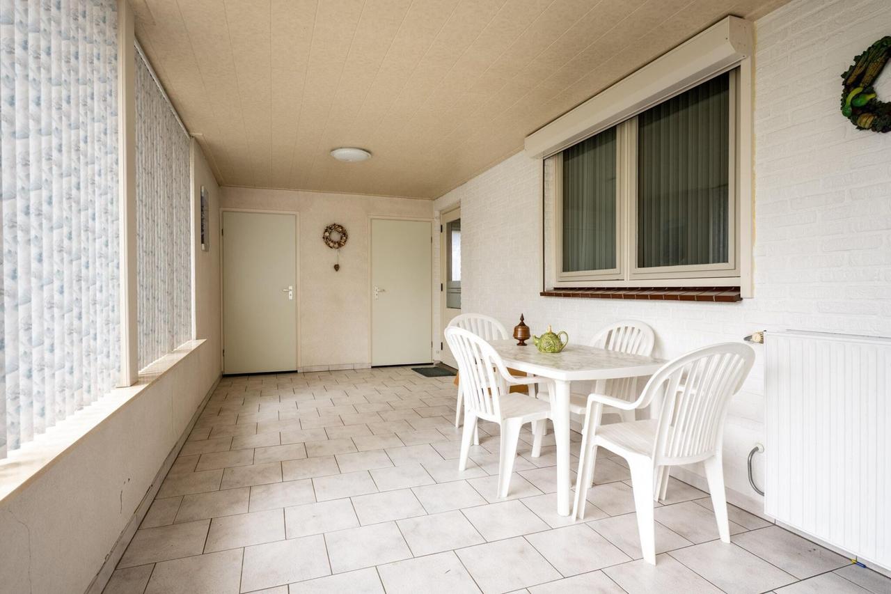 Detached living with garage and conservatory - Image 20