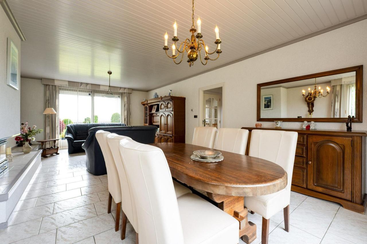 Detached living with garage and conservatory - Image 9