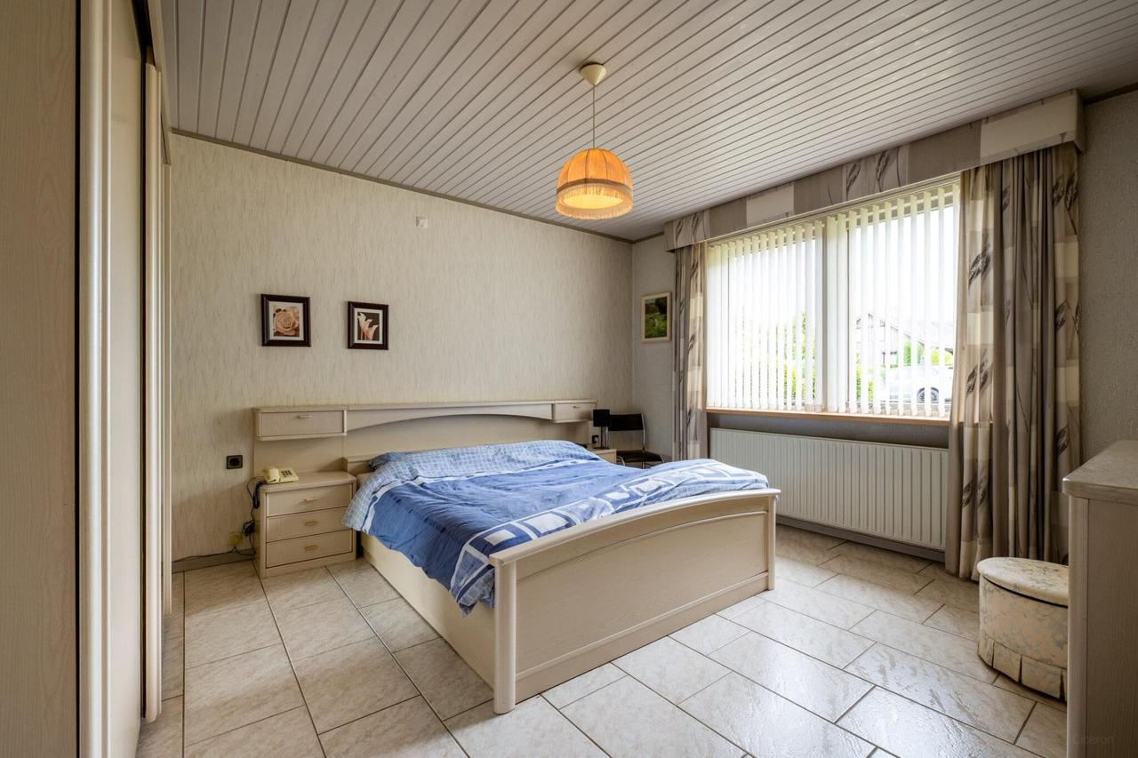 Detached living with garage and conservatory - Image 16