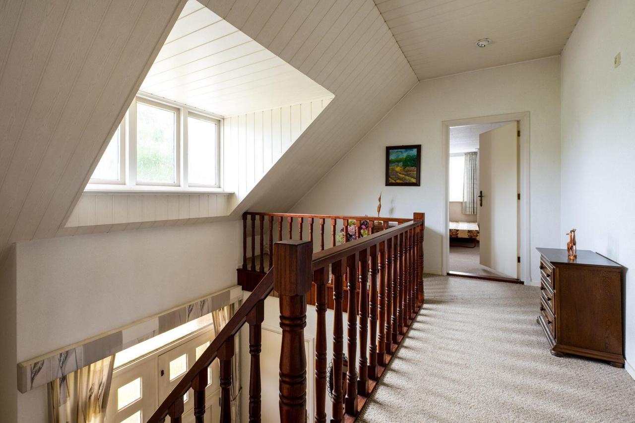 Detached living with garage and conservatory - Image 22
