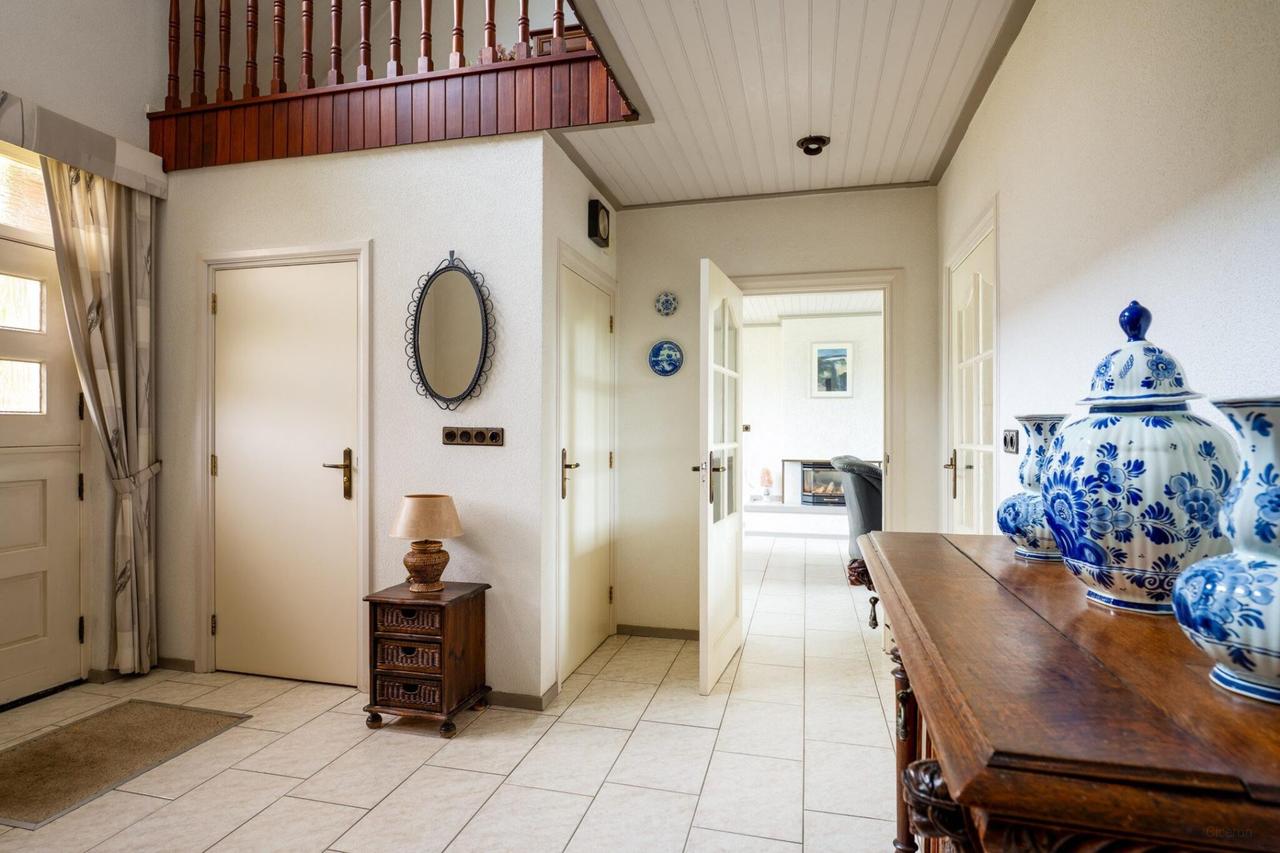 Detached living with garage and conservatory - Image 11