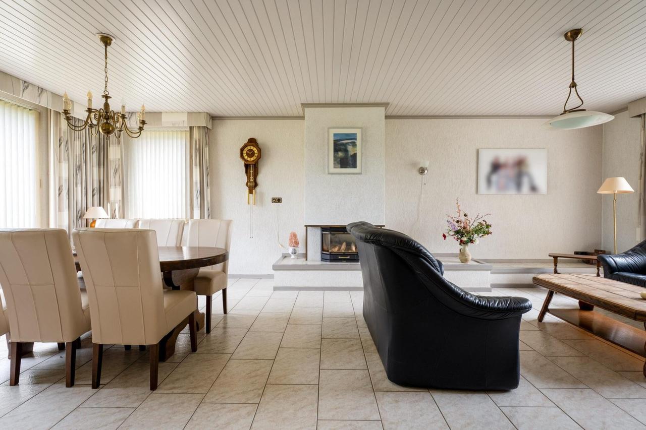 Detached living with garage and conservatory - Image 3