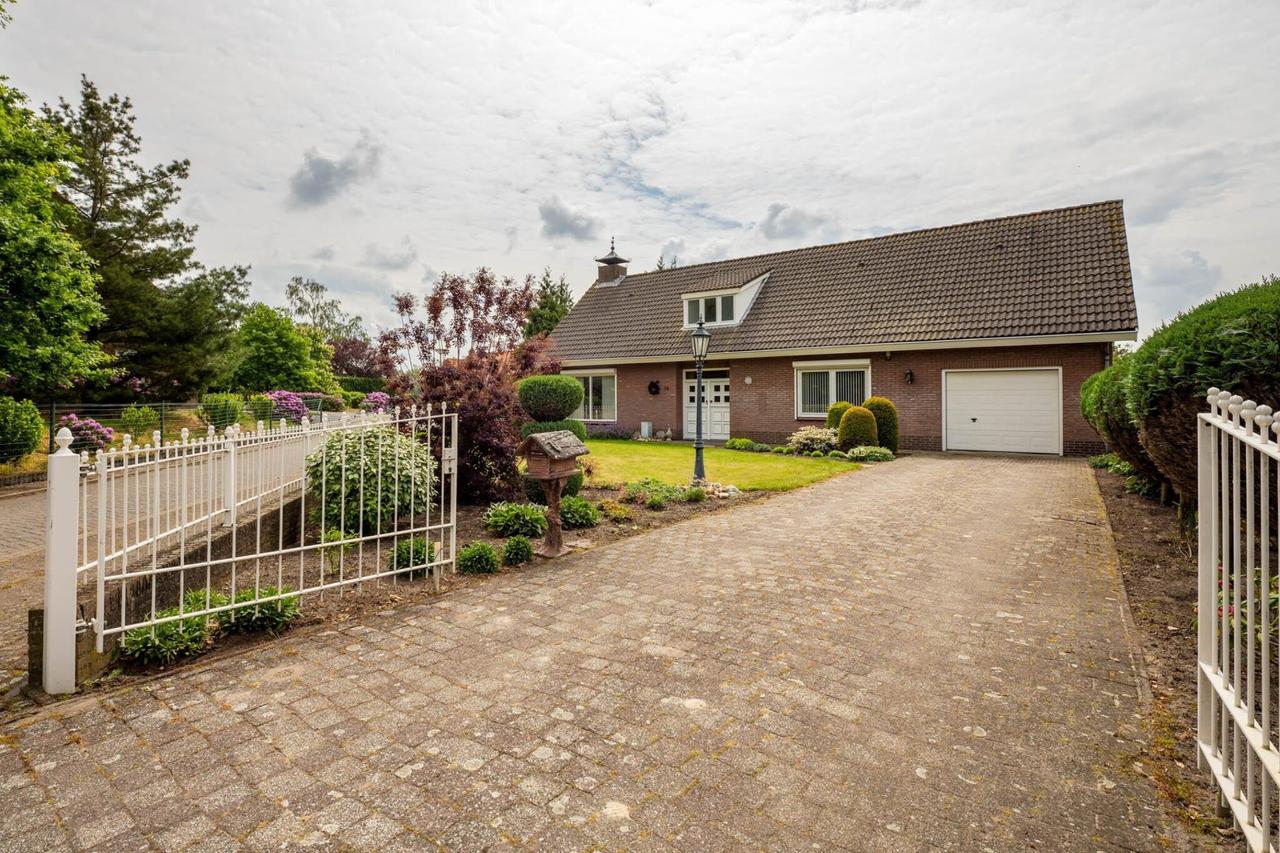 Detached living with garage and conservatory - Image 2
