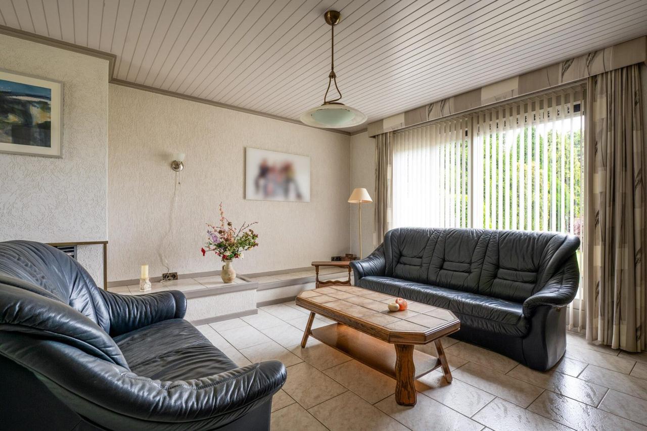 Detached living with garage and conservatory - Image 5
