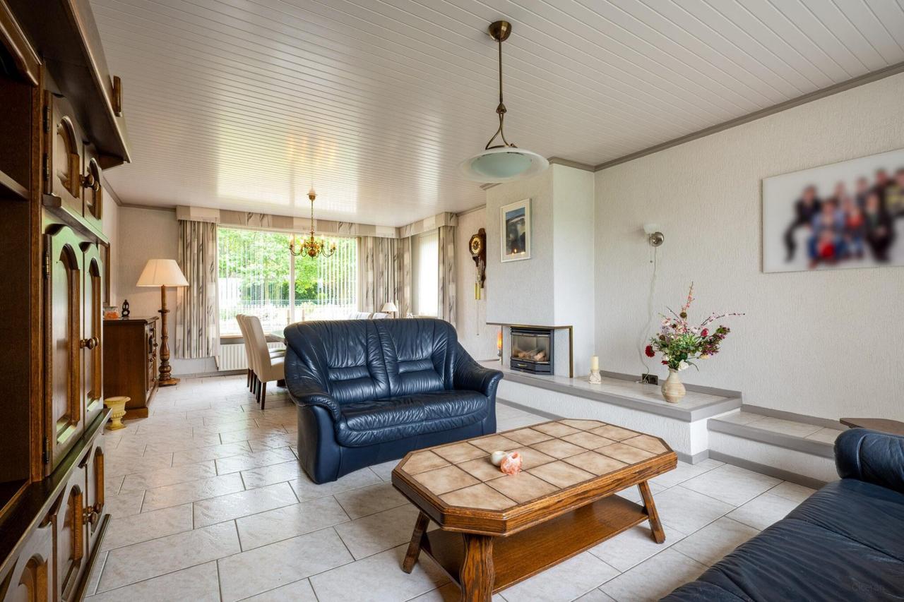 Detached living with garage and conservatory - Image 4