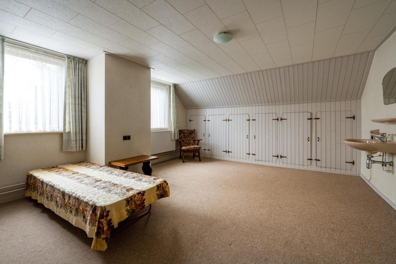 Detached living with garage and conservatory - Image 23
