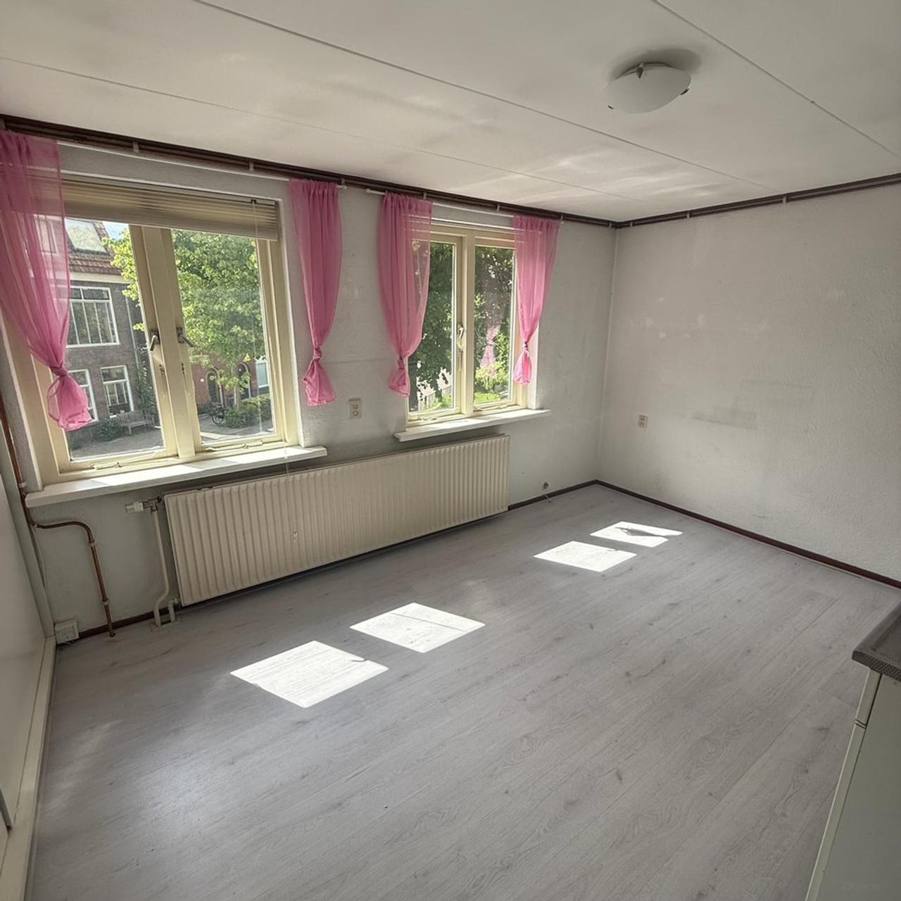 Room with private kitchen near city center - Image 2