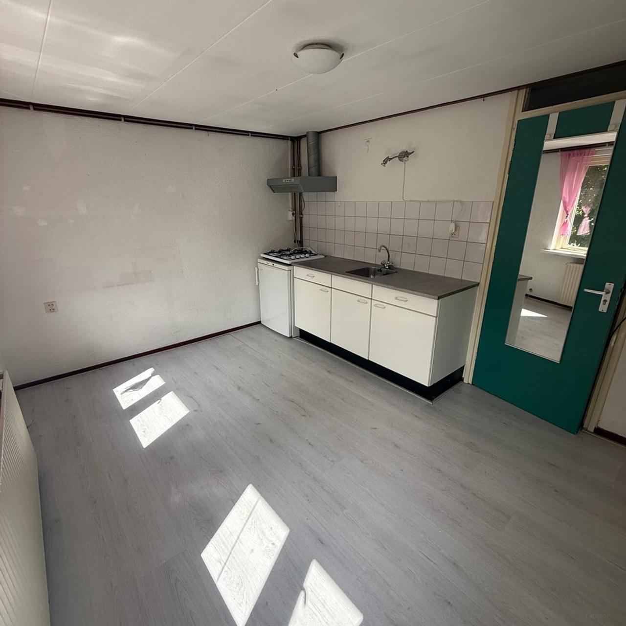 Room with private kitchen near city center - Image 3