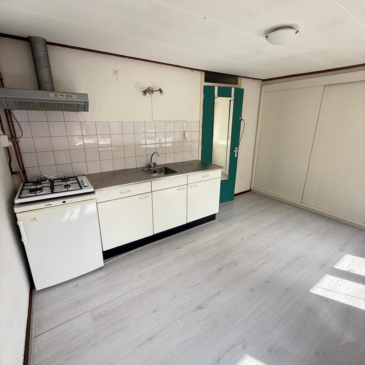 Room with private kitchen near city center - Image 4
