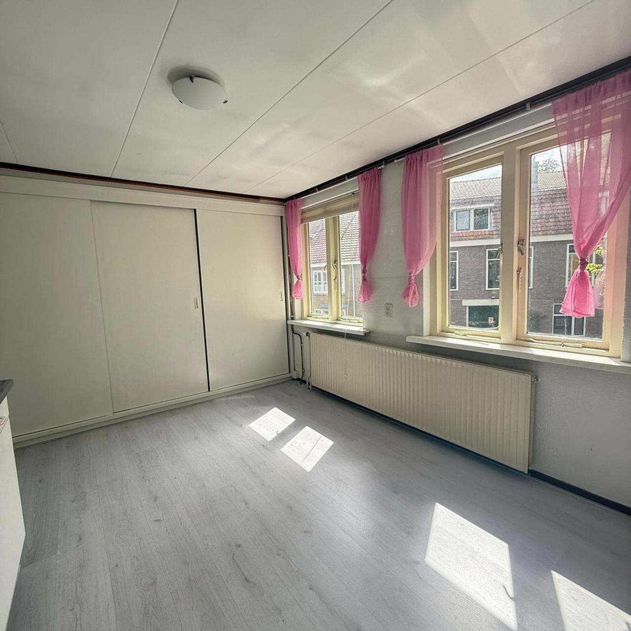 Room with private kitchen near city center - Image 5