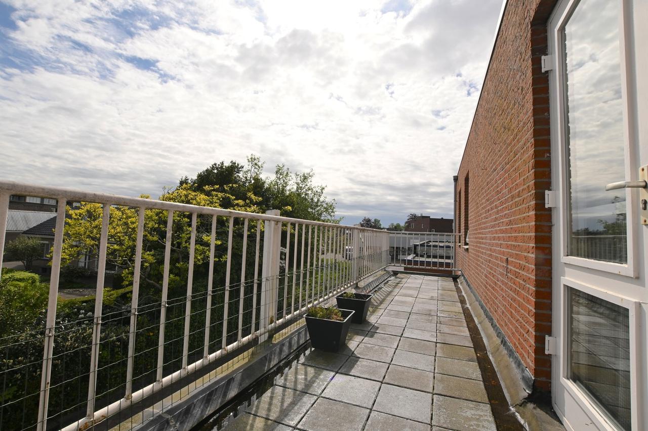 2-bedroom apartment with 2 balconies - Image 9