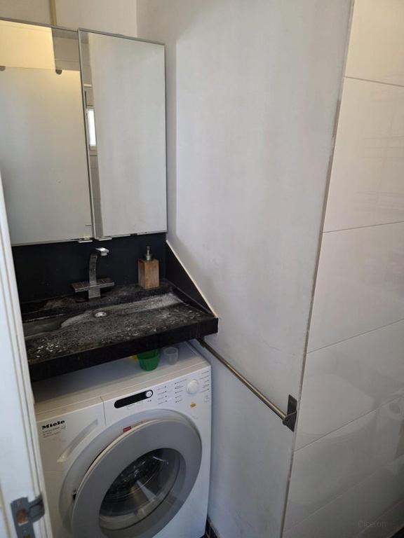 Furnished studio near Utrecht Central Station - Image 9