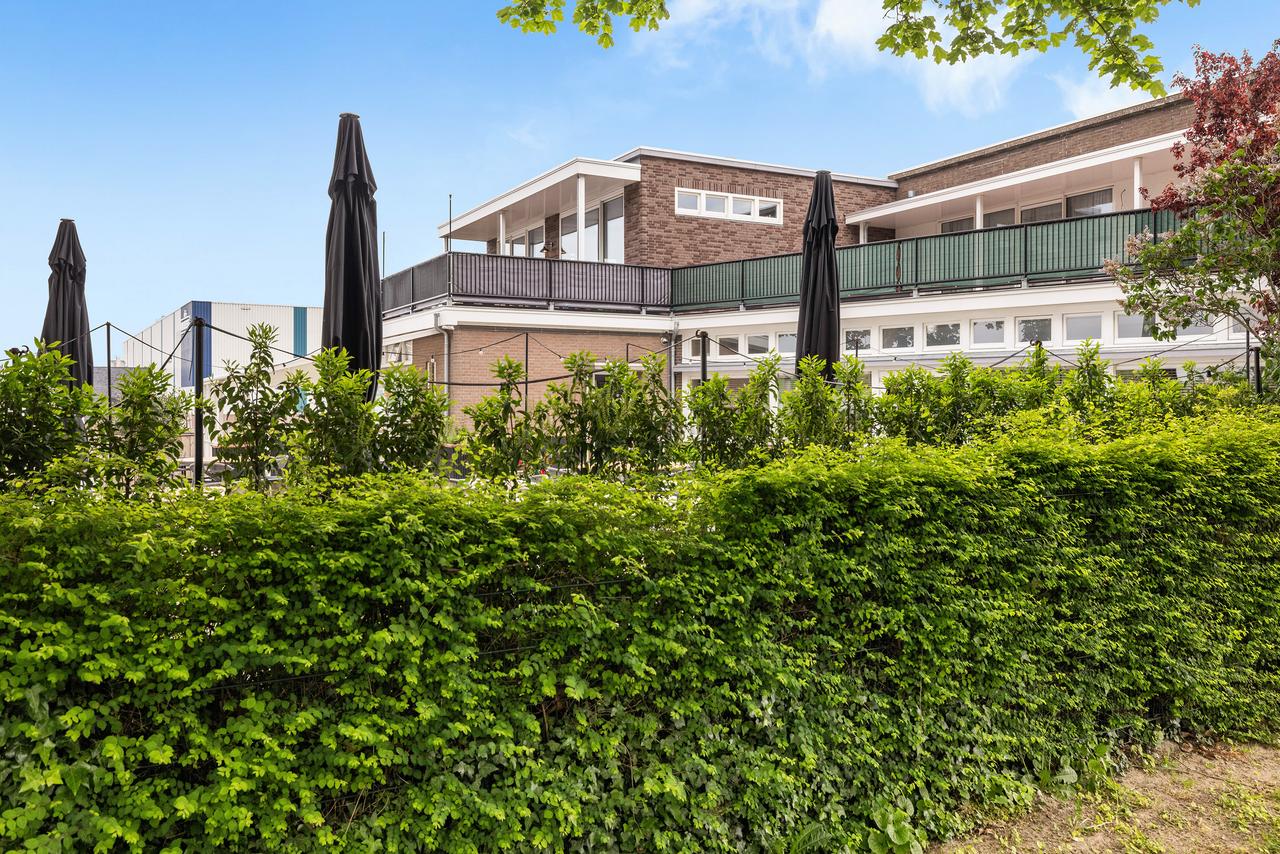 4-room apartment with large terrace on the Merwede - Image 1