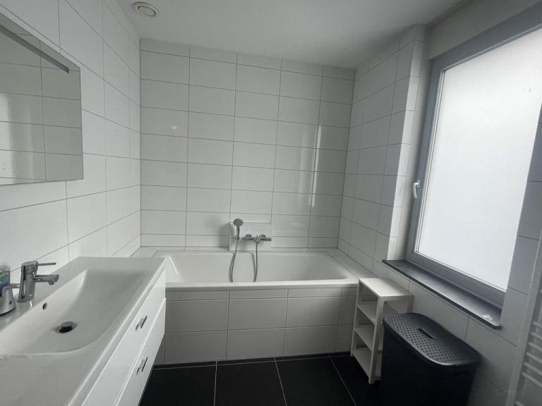 Townhouse with garden and parking space - Image 8