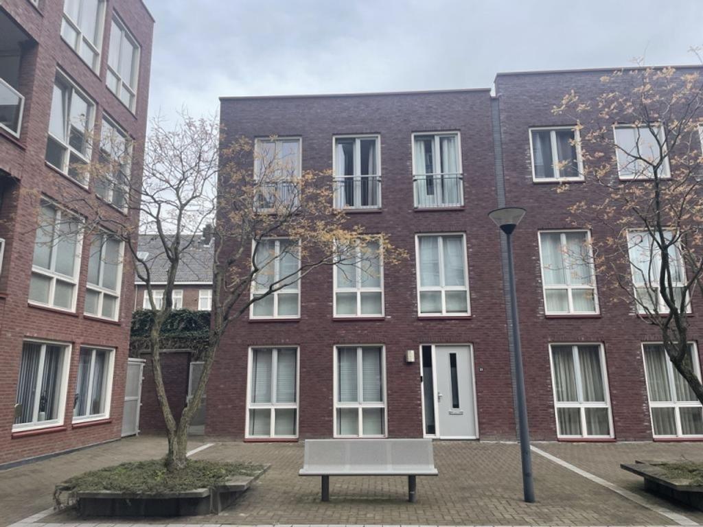 Townhouse with garden and parking space - Image 1