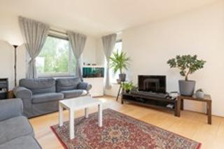 Bright corner apartment with 3 bedrooms - Image 2