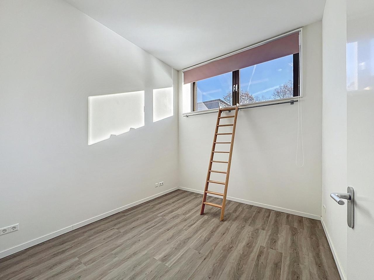 122 m² Live-Work Apartment in Oostenburg - Image 9