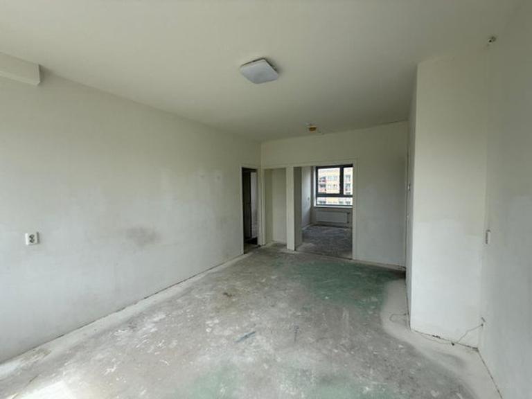 3-room apartment with balcony in Geuzenveld - Image 2