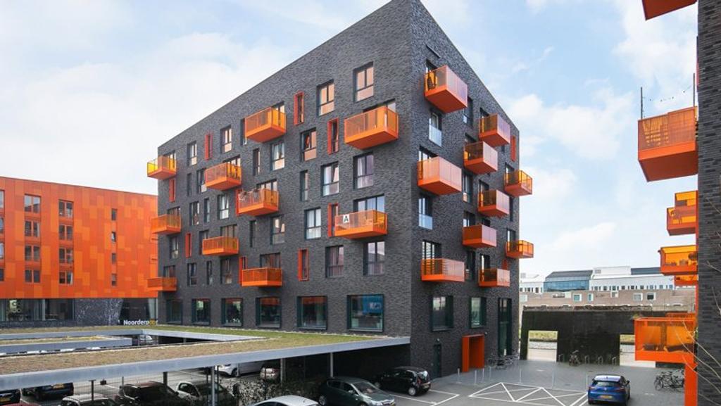 Bovenste verdieping met balkon - Afbeelding 1
