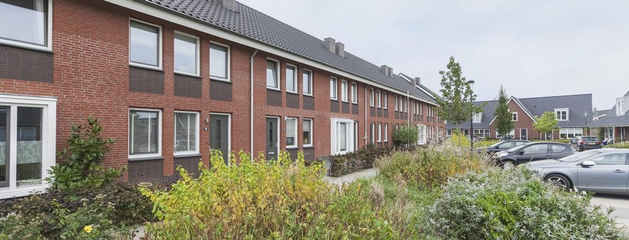 Family home with garden in Lent - Image 1
