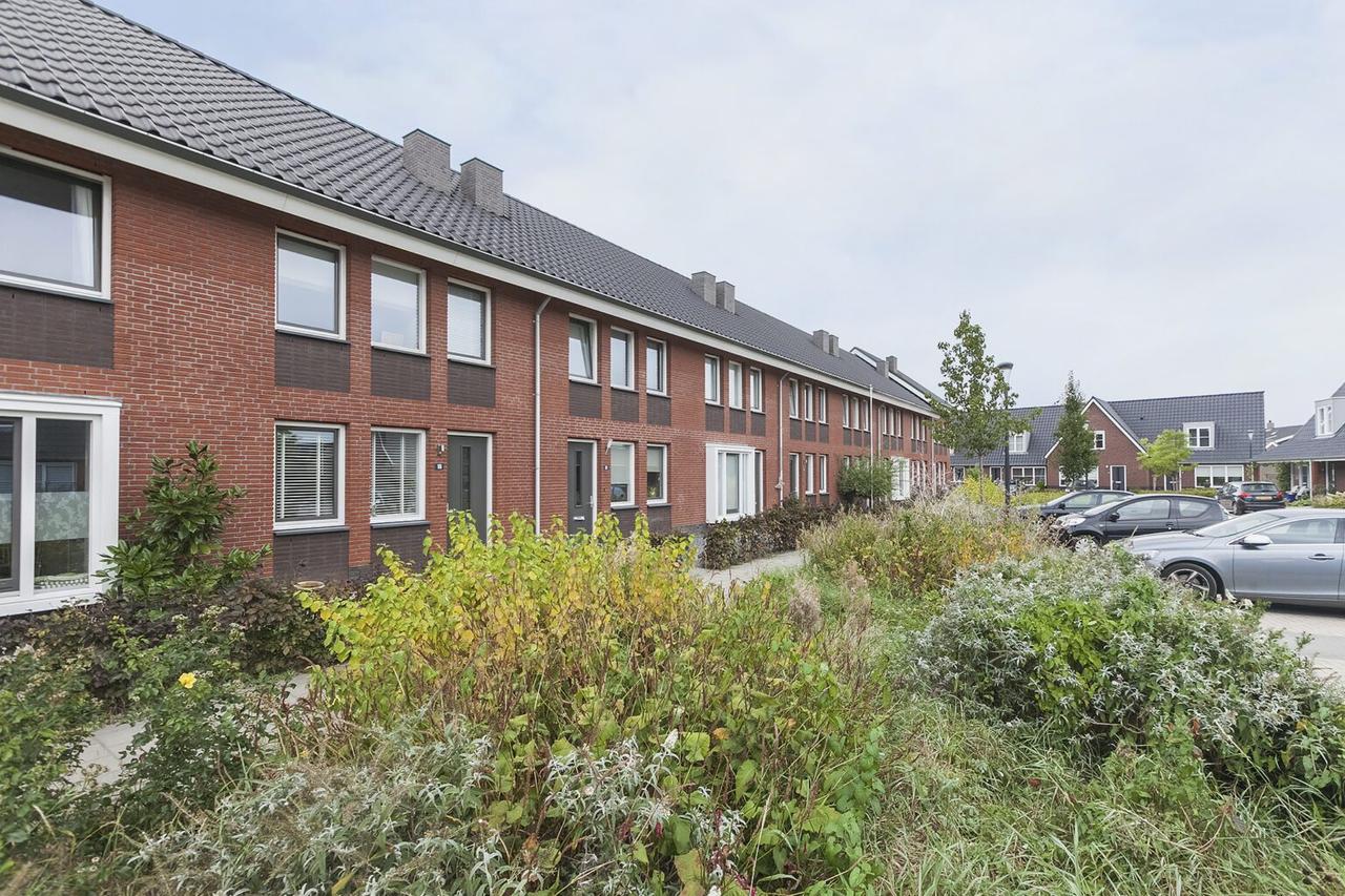 Family home with garden in Lent - Image 3