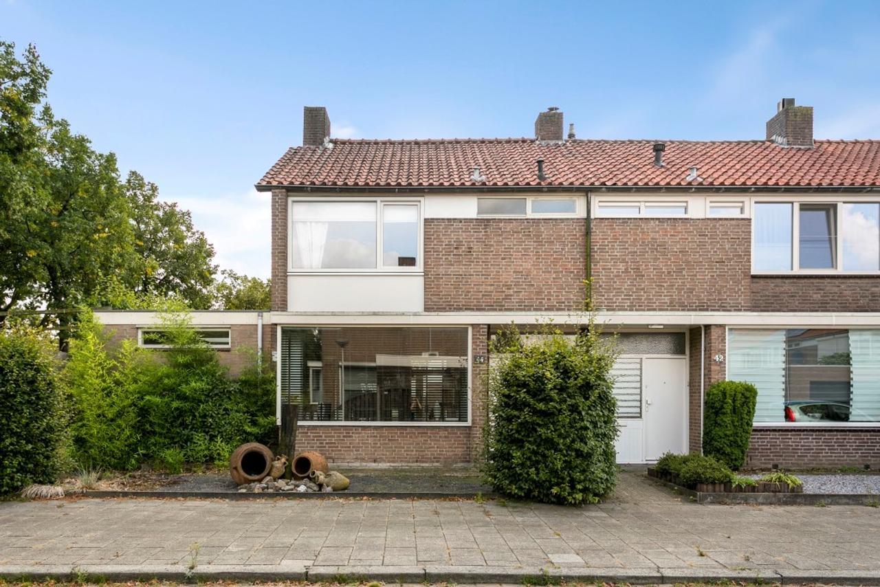Hoekwoning met tuin en oprit in Eindhoven - Afbeelding 2