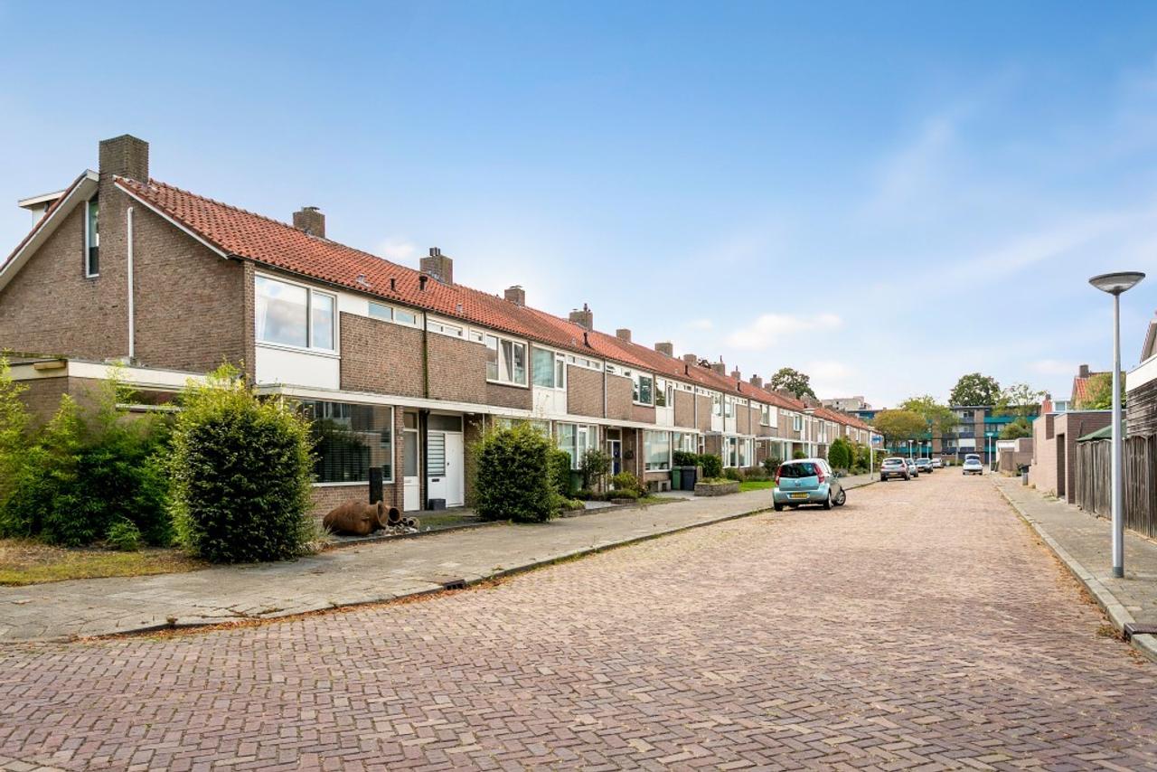 Hoekwoning met tuin en oprit in Eindhoven - Afbeelding 1