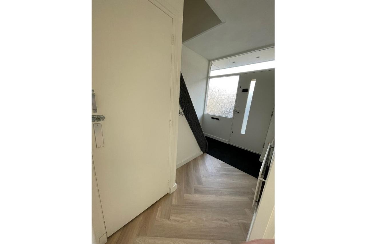 Hoekwoning met tuin en oprit in Eindhoven - Afbeelding 3