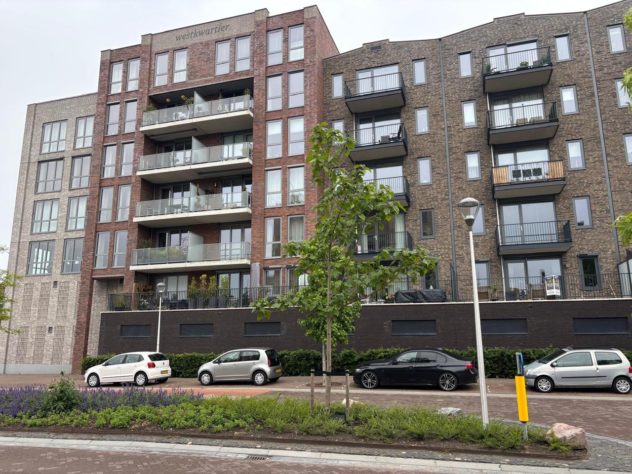 3-room apartment with balcony and parking space - Image 1