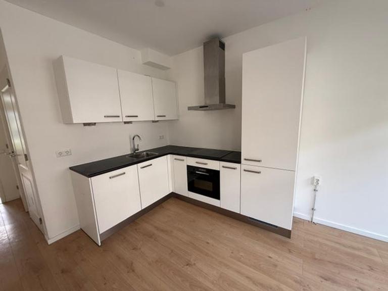 2-bedroom apartment with sunny balcony - Image 6