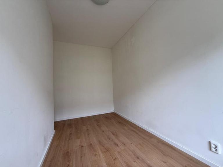 2-bedroom apartment with sunny balcony - Image 10