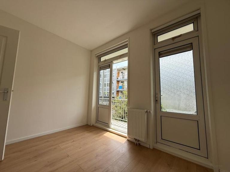 2-bedroom apartment with sunny balcony - Image 8