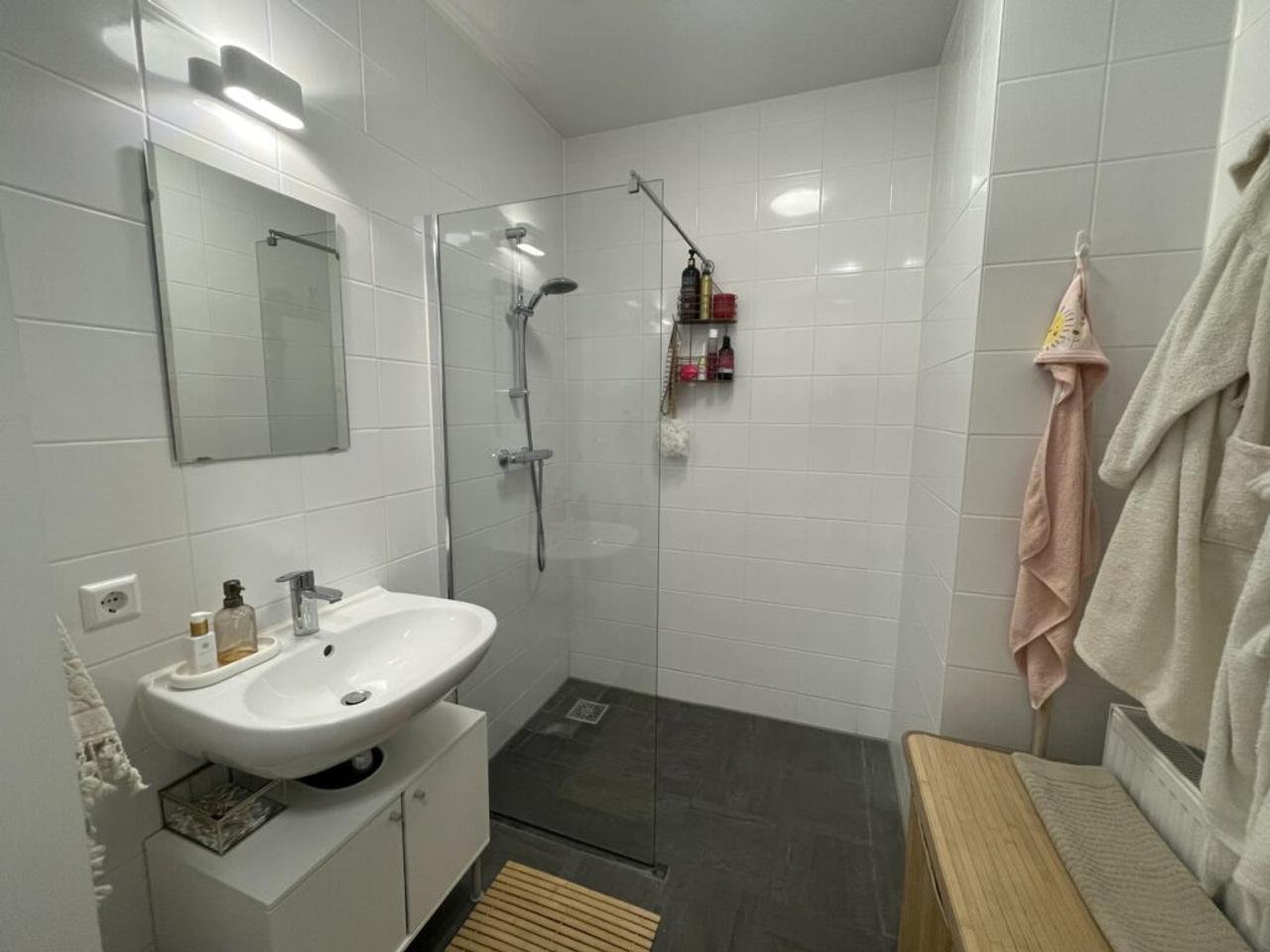 2-bedroom apartment with balcony - Image 11