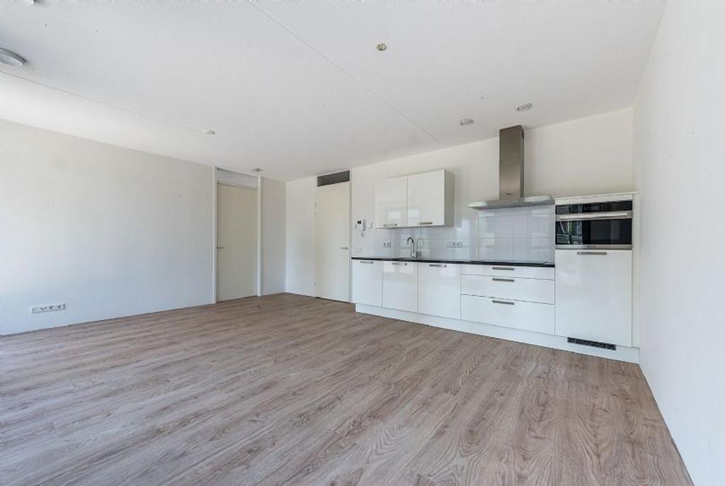 Apartment with balcony and parking in Maastricht - Image 3