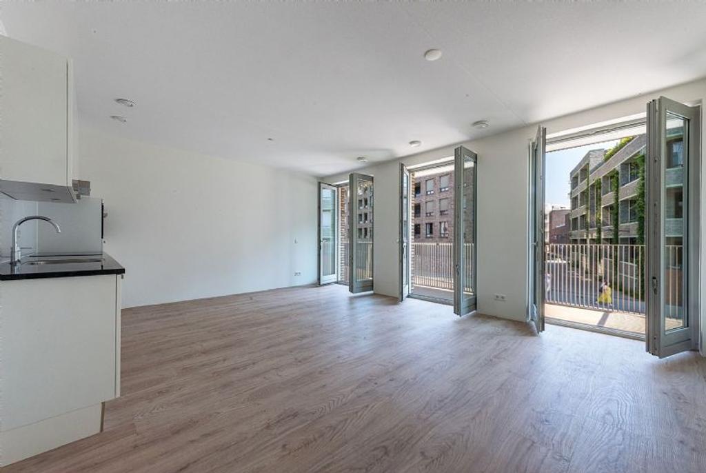 Apartment with balcony and parking in Maastricht - Image 2