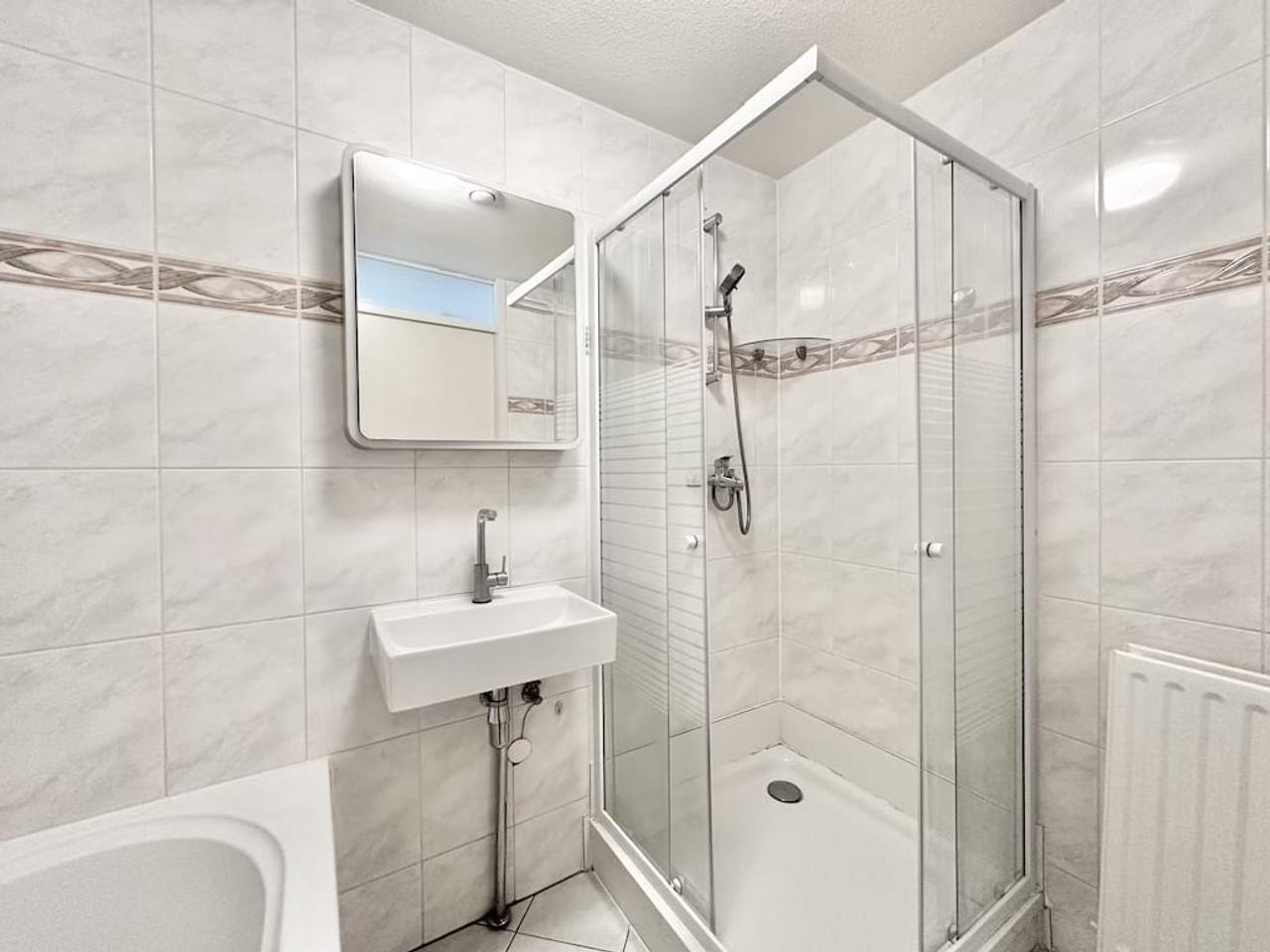 Bright 2-bedroom apartment with elevator - Image 12