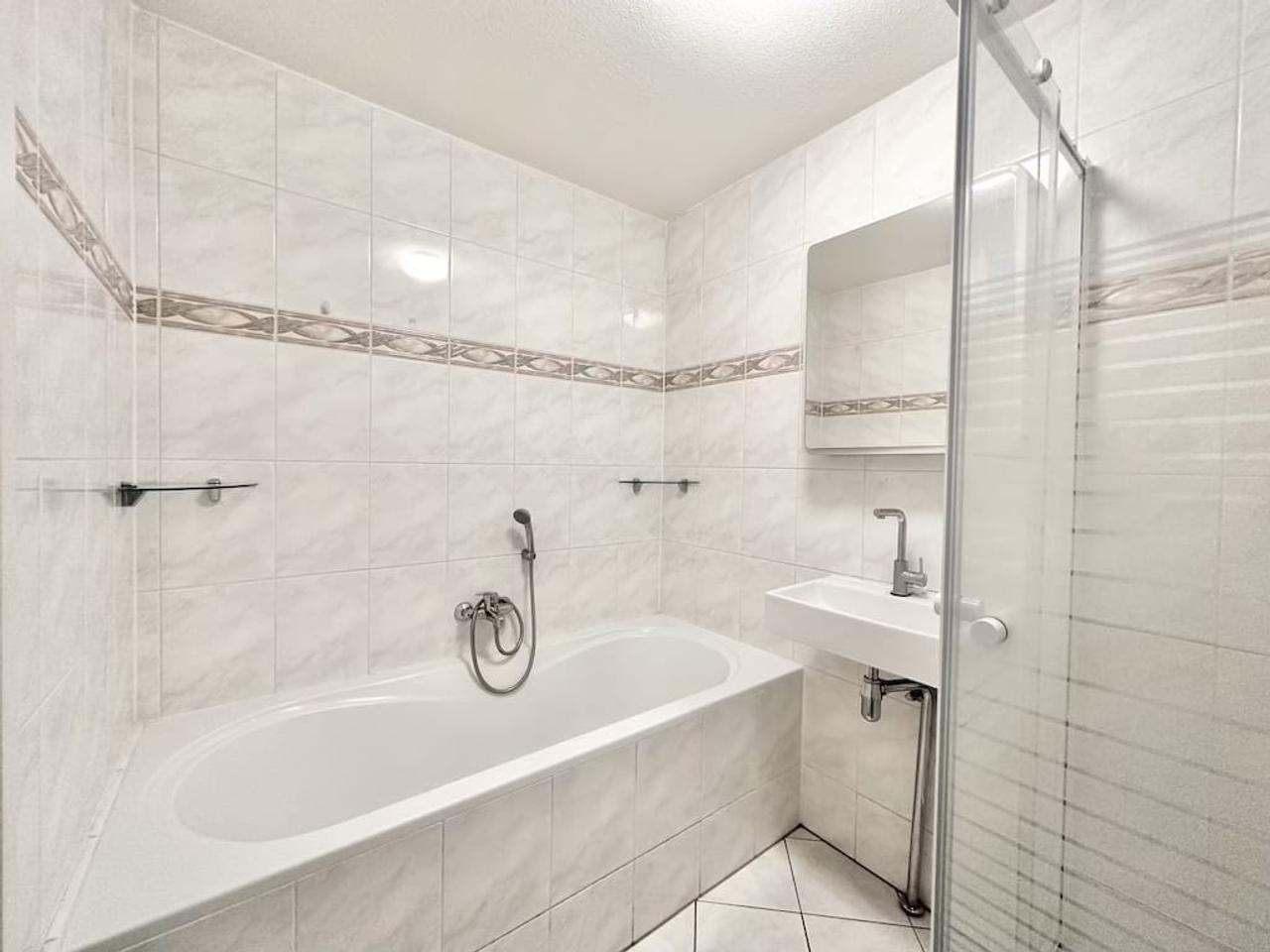 Bright 2-bedroom apartment with elevator - Image 11