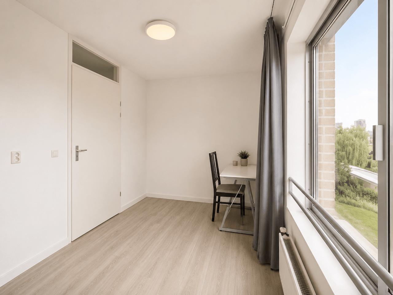 Bright 2-bedroom apartment with elevator - Image 9