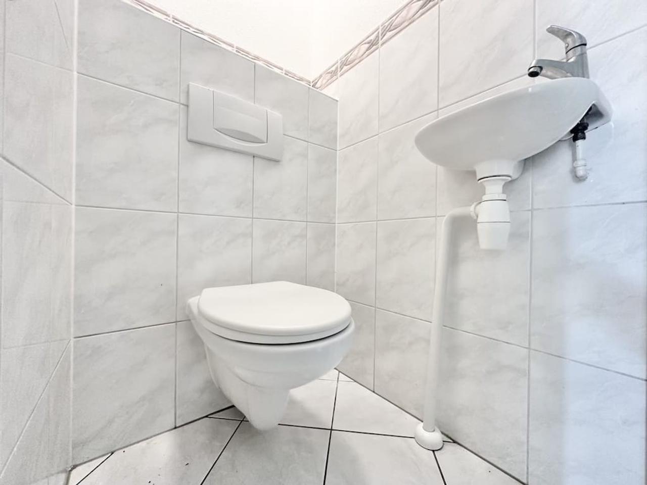 Bright 2-bedroom apartment with elevator - Image 13