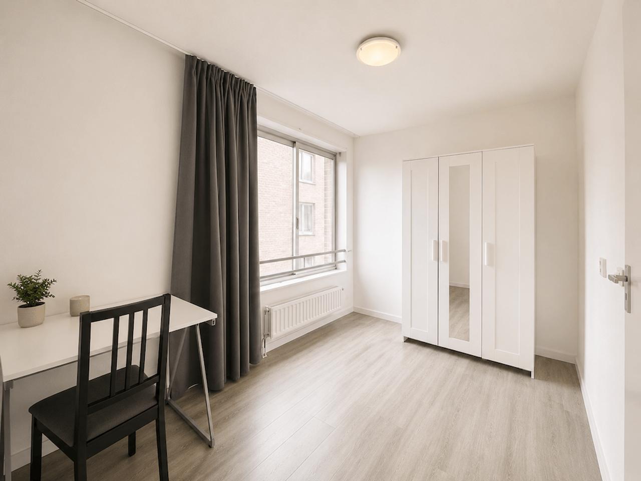 Bright 2-bedroom apartment with elevator - Image 8