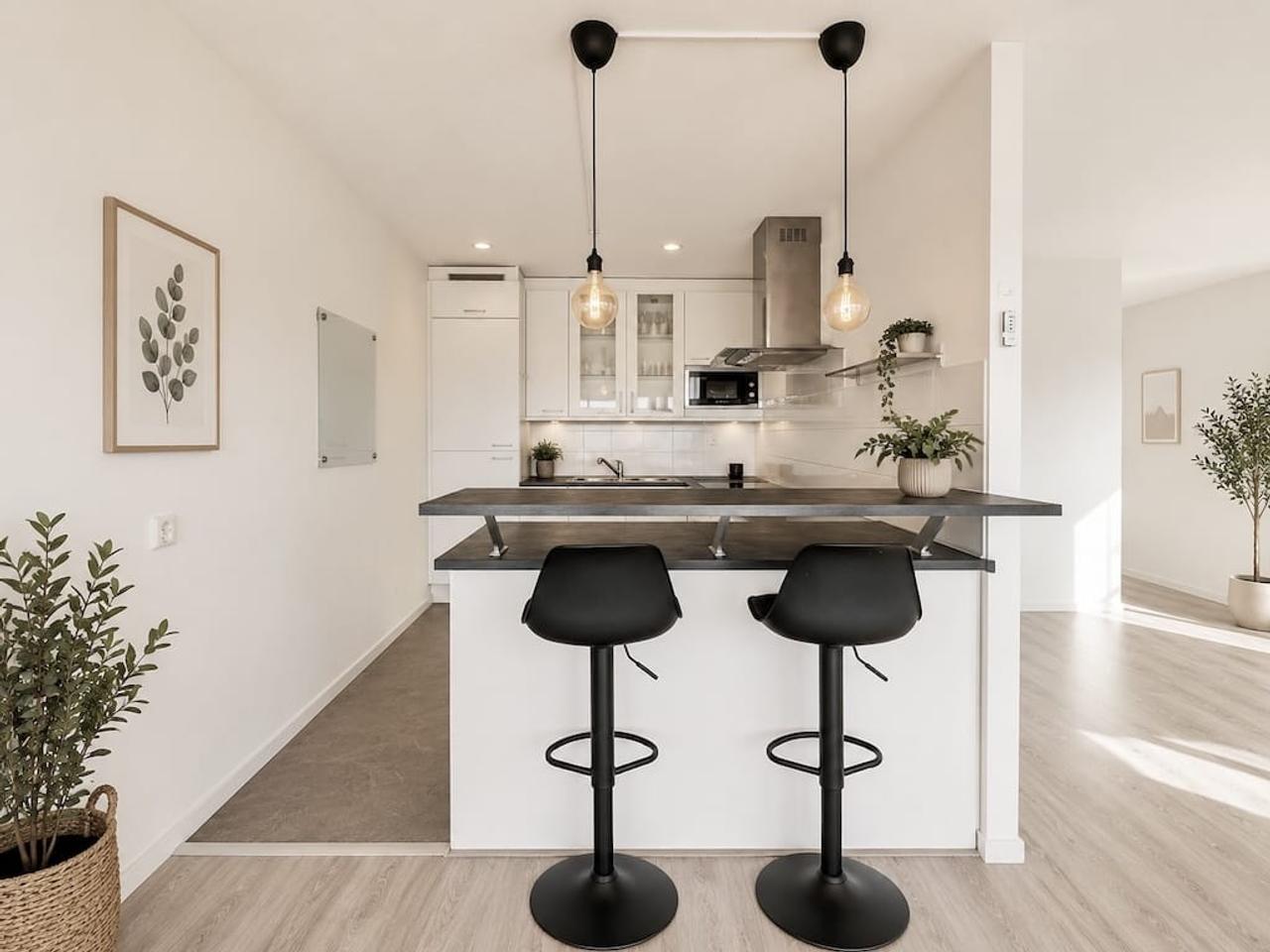 Bright 2-bedroom apartment with elevator - Image 3