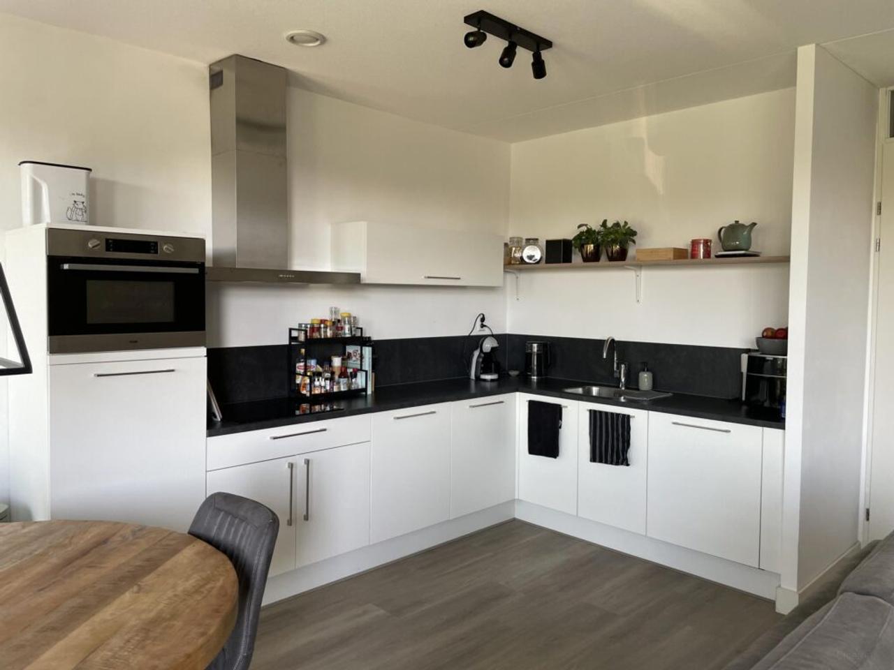 2-bedroom apartment with parking space - Image 7