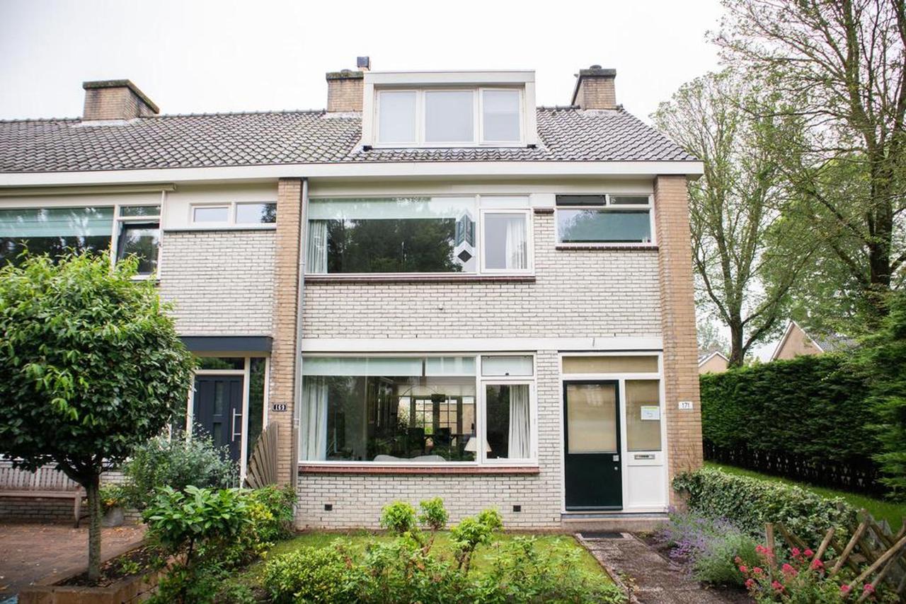 Extended corner house with large garden - Image 1