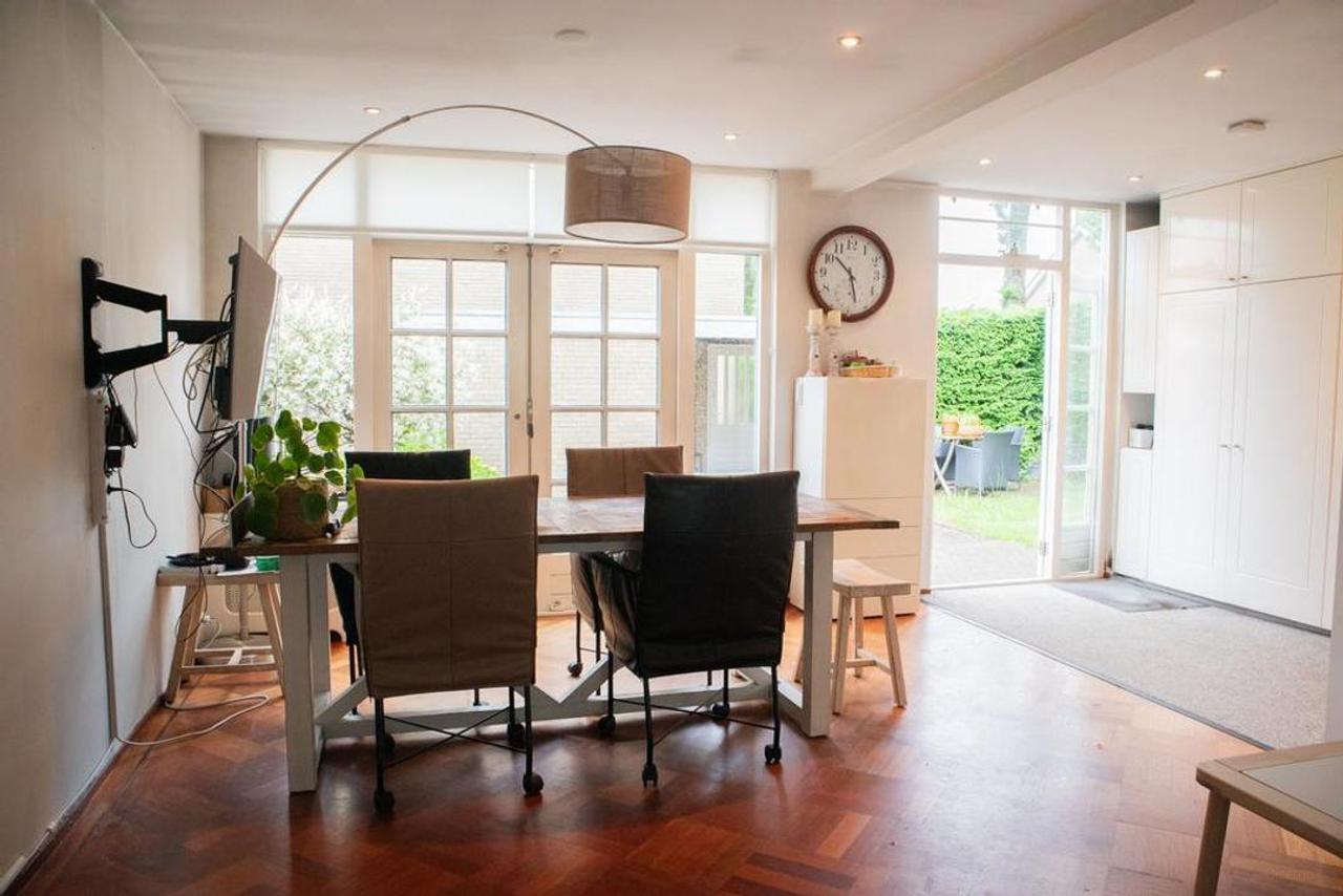 Extended corner house with large garden - Image 9