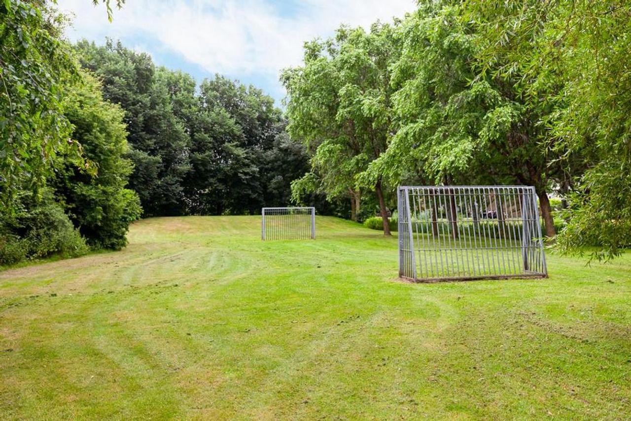 Extended corner house with large garden - Image 4