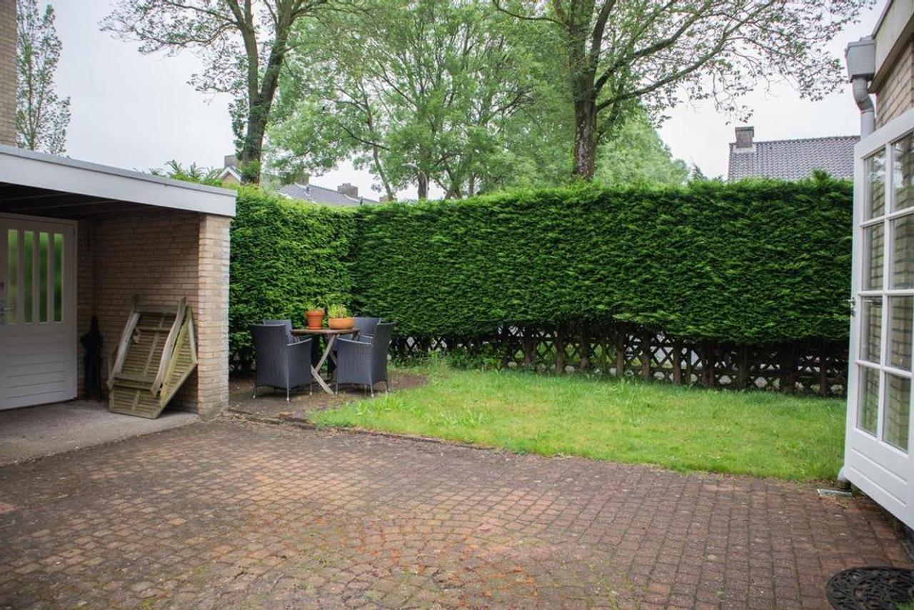 Extended corner house with large garden - Image 3