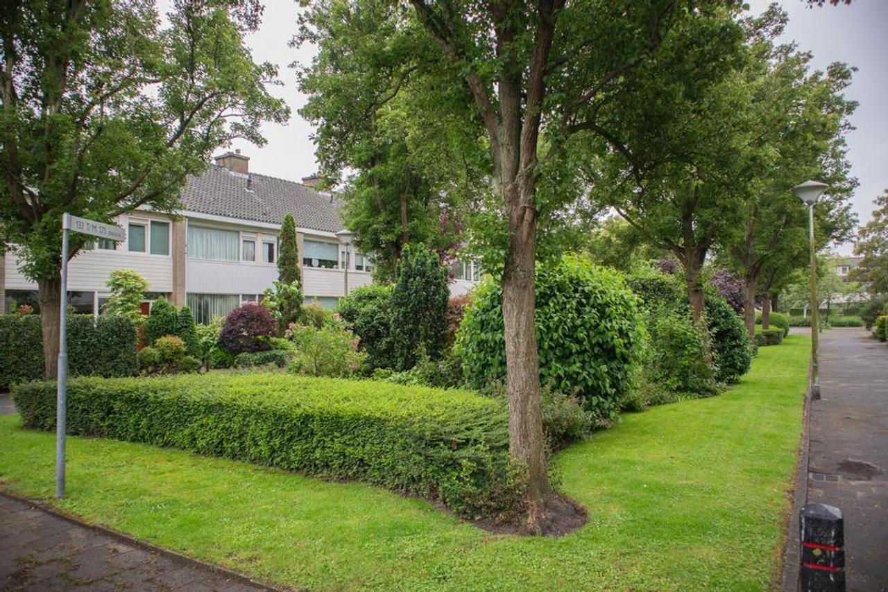 Extended corner house with large garden - Image 2